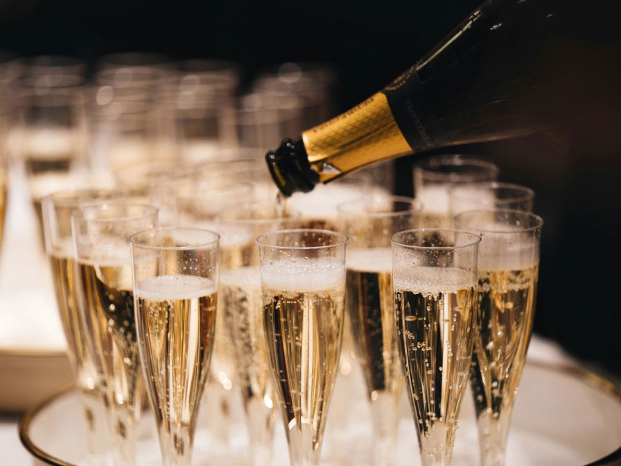 homy-bartenders-bar-champagne-vin